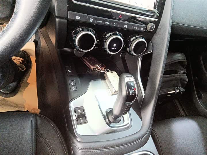 Фото 14 - Jaguar E-Pace