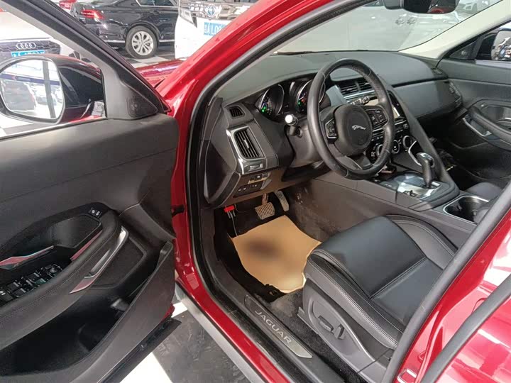 Фото 16 - Jaguar E-Pace