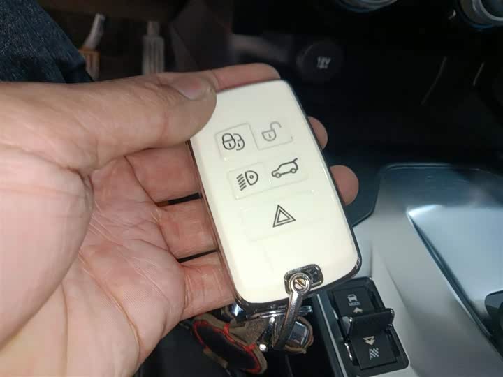 Фото 9 - Jaguar E-Pace