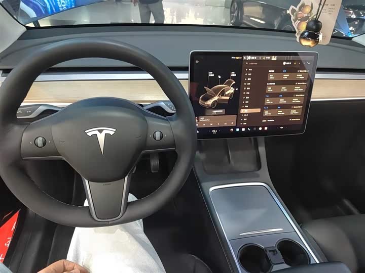 Фото 10 - Tesla Model Y