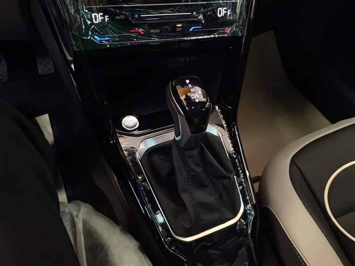 Фото 14 - Volkswagen T-Roc