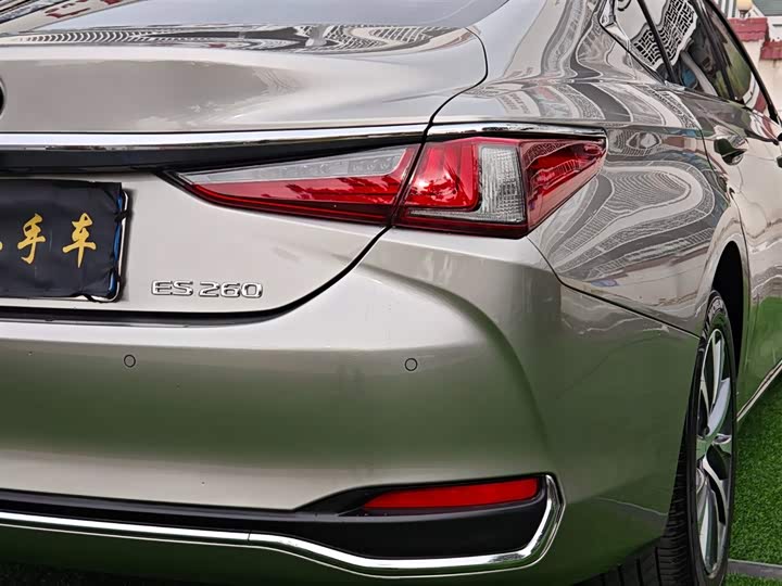 Фото 10 - Lexus ES