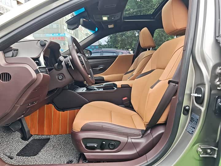 Фото 11 - Lexus ES