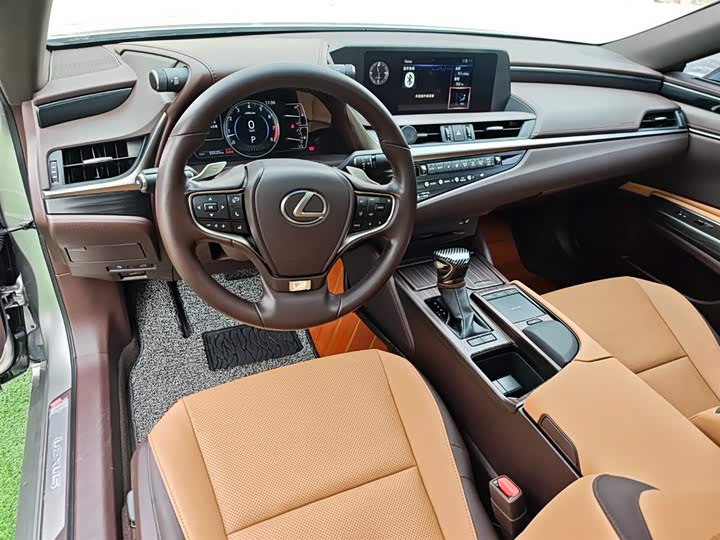 Фото 12 - Lexus ES