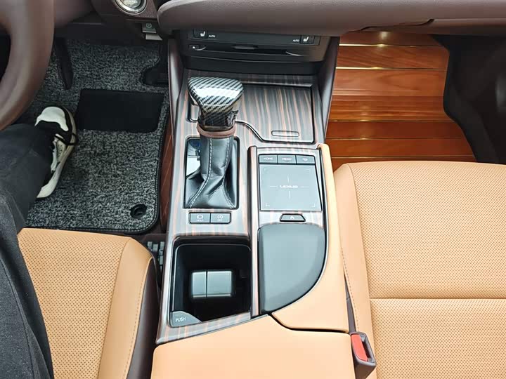 Фото 16 - Lexus ES