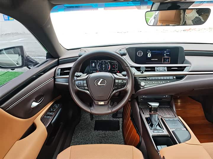 Фото 18 - Lexus ES