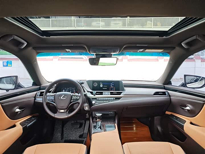 Фото 19 - Lexus ES