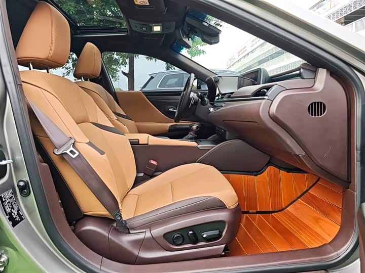 Фото 20 - Lexus ES