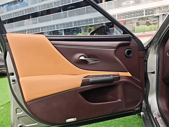 Фото 21 - Lexus ES