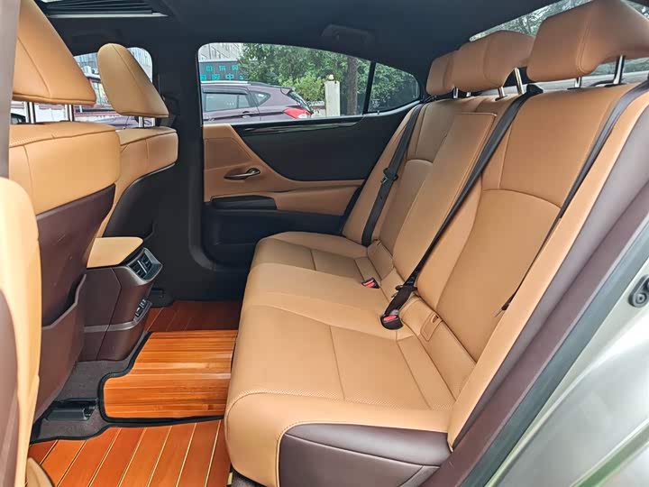 Фото 23 - Lexus ES