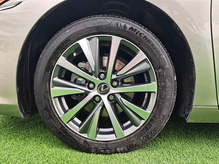 Фото 27 - Lexus ES