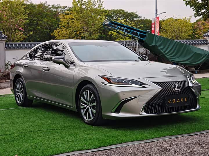 Фото 3 - Lexus ES