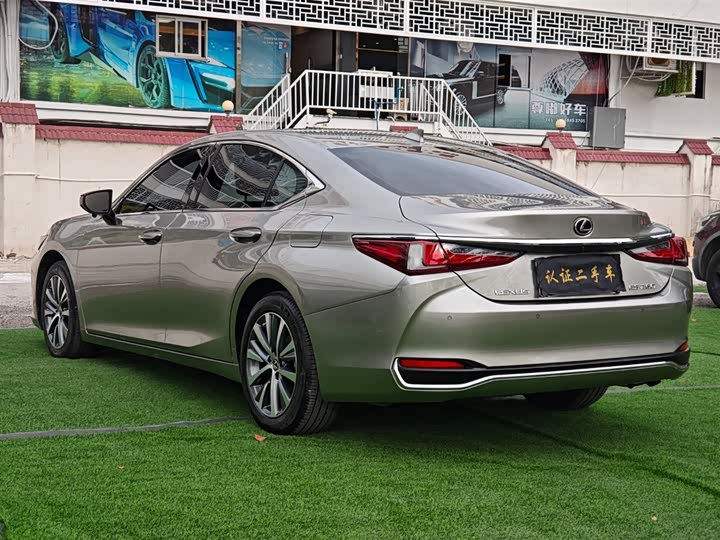 Фото 7 - Lexus ES