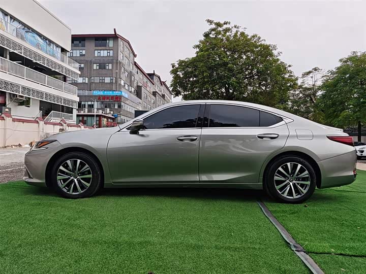 Фото 8 - Lexus ES