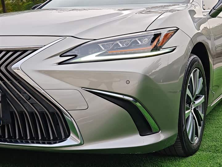 Фото 9 - Lexus ES