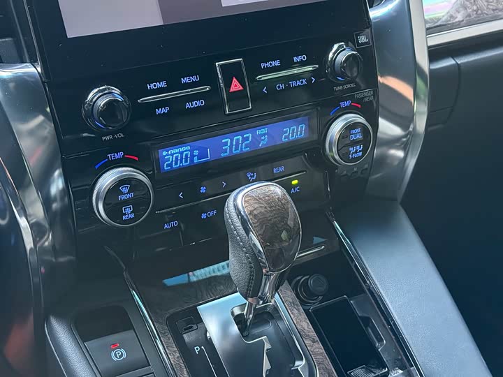 Фото 14 - Toyota Vellfire