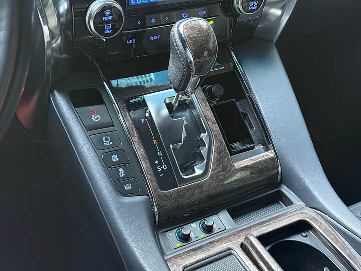 Фото 15 - Toyota Vellfire