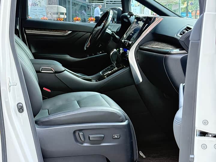 Фото 17 - Toyota Vellfire