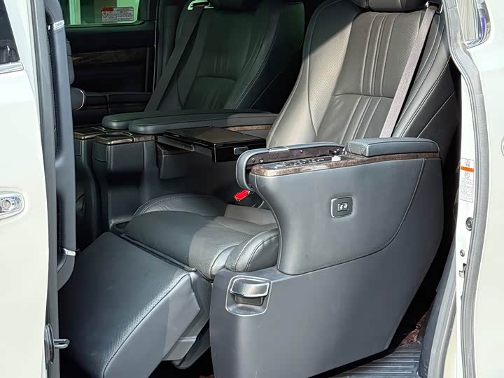 Фото 19 - Toyota Vellfire