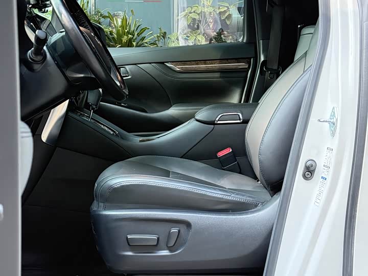 Фото 8 - Toyota Vellfire