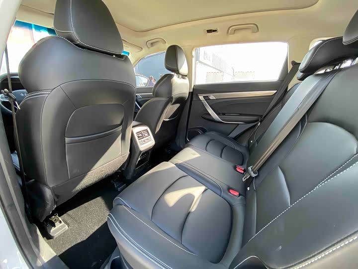 Фото 11 - Geely Atlas