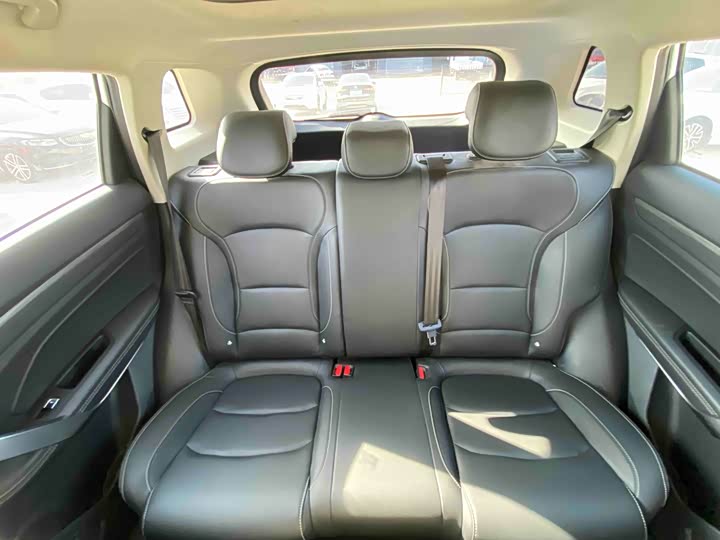 Фото 12 - Geely Atlas