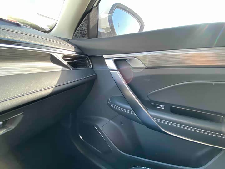 Фото 13 - Geely Atlas