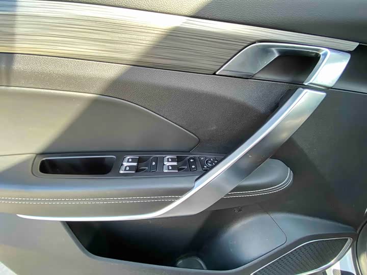 Фото 4 - Geely Atlas