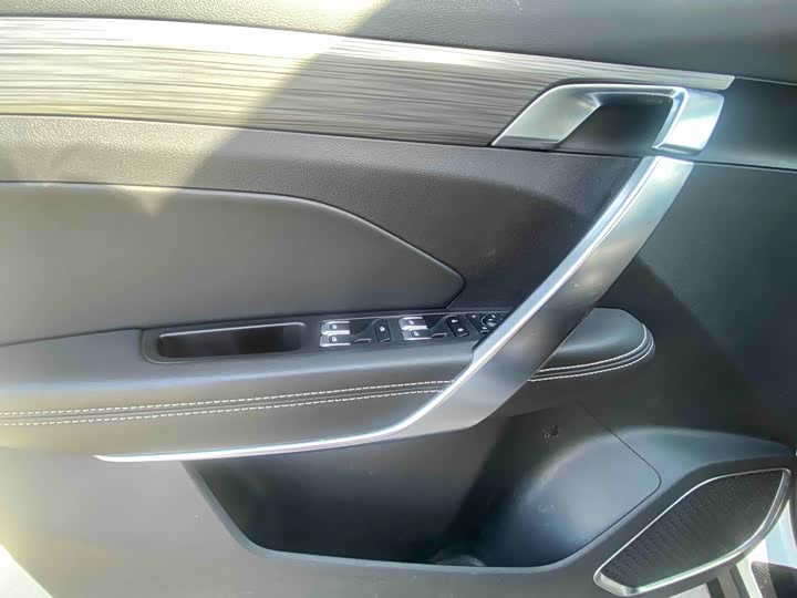 Фото 7 - Geely Atlas