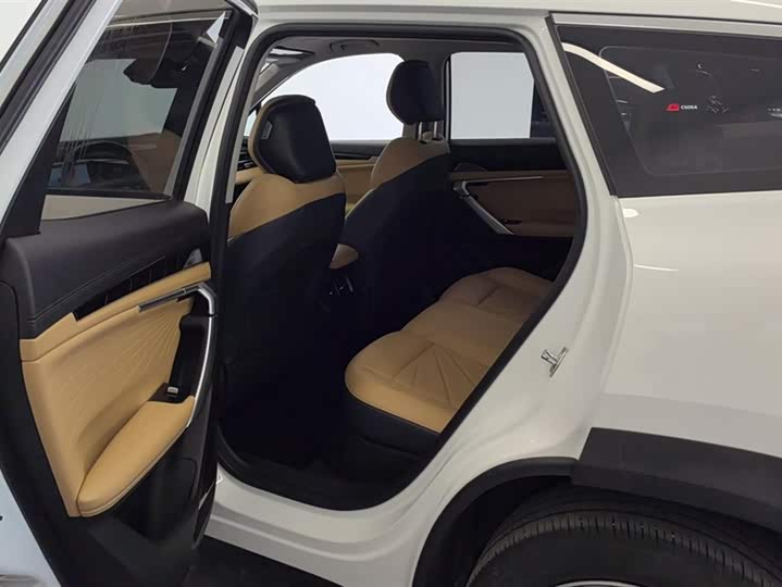 Фото 11 - Geely Atlas L