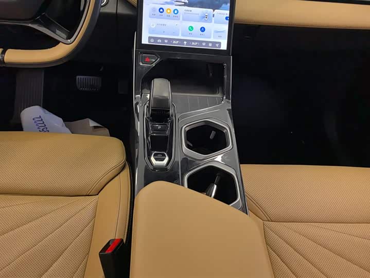 Фото 16 - Geely Atlas L