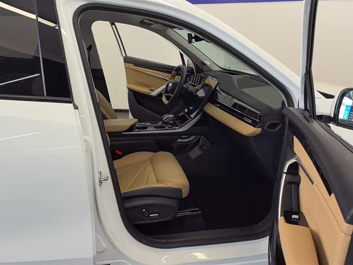 Фото 8 - Geely Atlas L