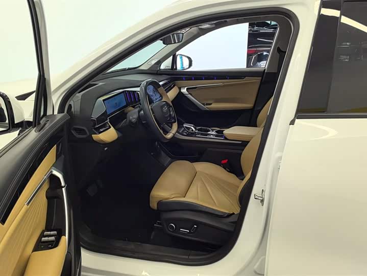 Фото 9 - Geely Atlas L