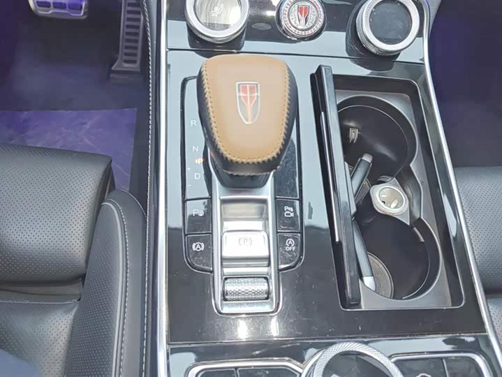 Фото 16 - Hongqi H9