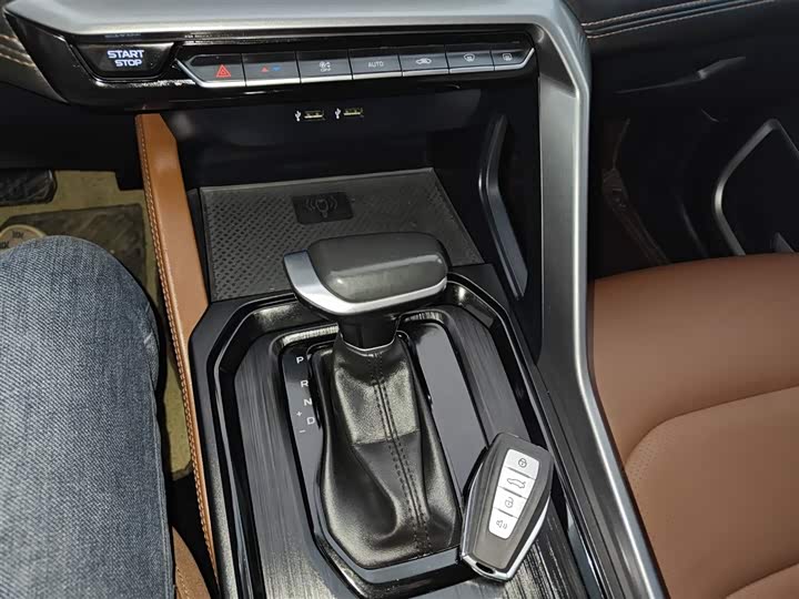 Фото 14 - Geely Vision X6