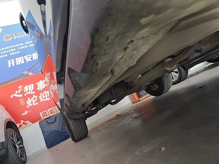 Фото 21 - Geely Vision X6