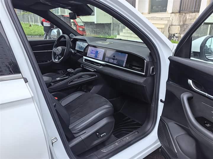 Фото 14 - Geely Monjaro