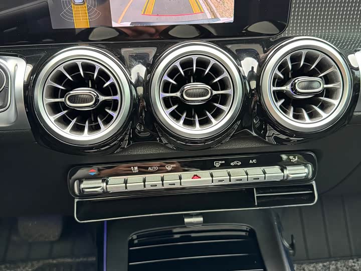 Фото 13 - Mercedes-Benz GLB-Class