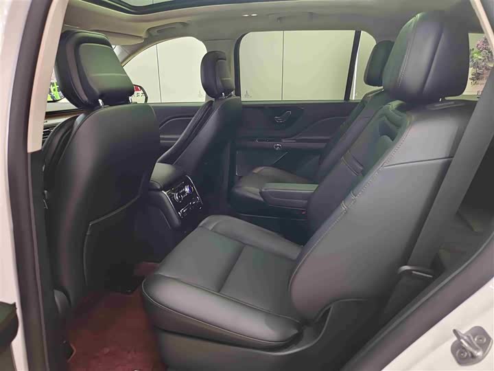 Фото 11 - Lincoln Aviator