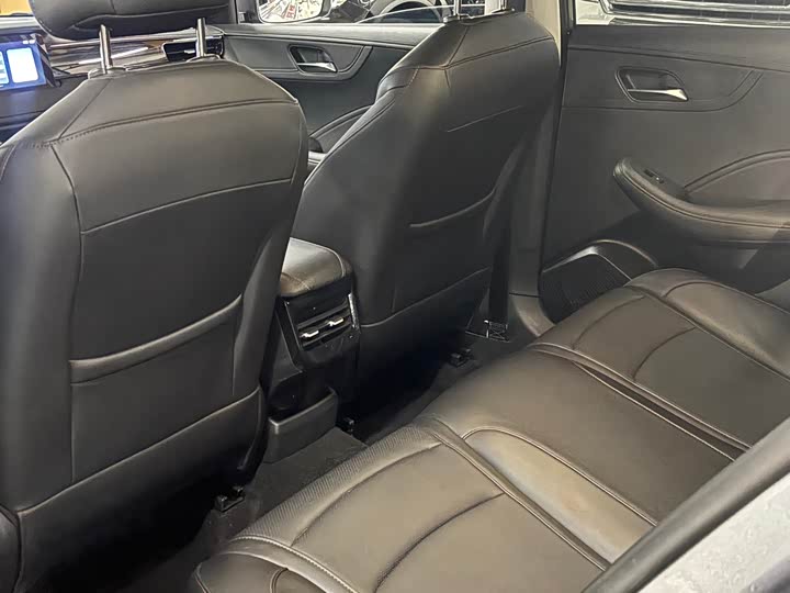 Фото 8 - Roewe i5