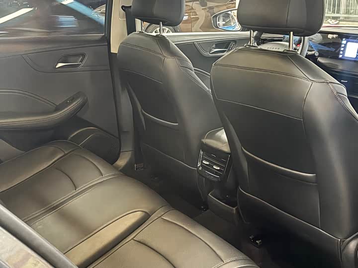 Фото 9 - Roewe i5