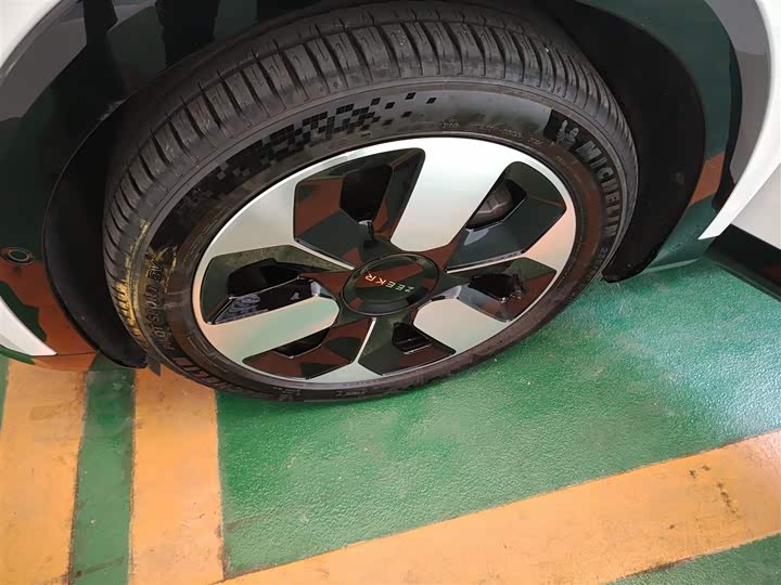 Фото 22 - Zeekr Mix