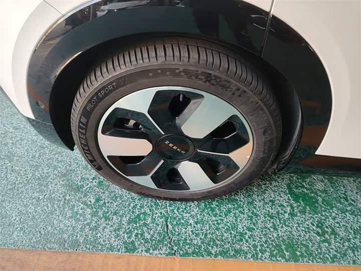 Фото 25 - Zeekr Mix