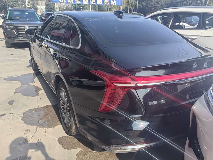 Фото 12 - Hongqi H5