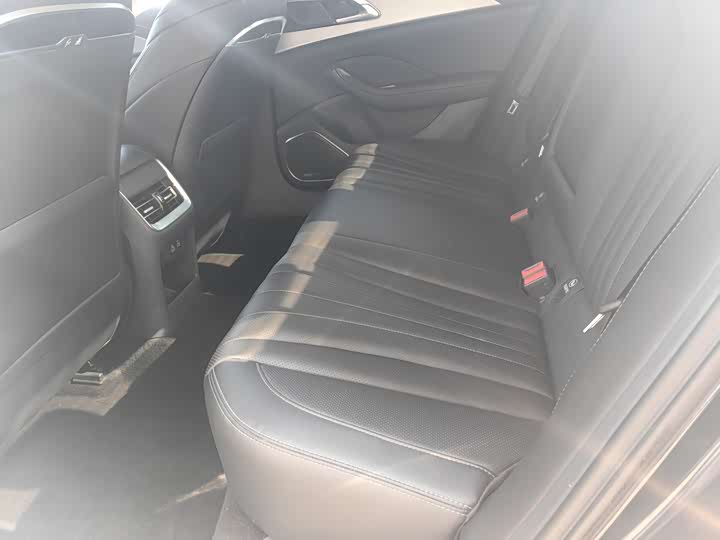 Фото 6 - Hongqi H5