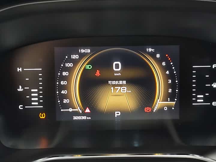 Фото 10 - Geely Atlas