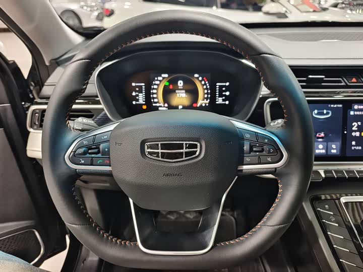 Фото 11 - Geely Atlas