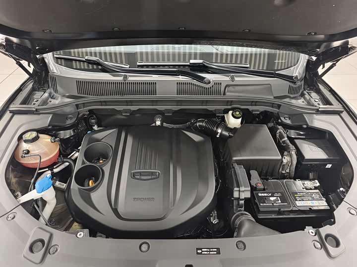 Фото 15 - Geely Atlas