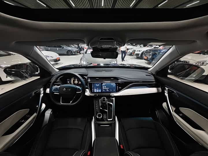 Фото 8 - Geely Atlas