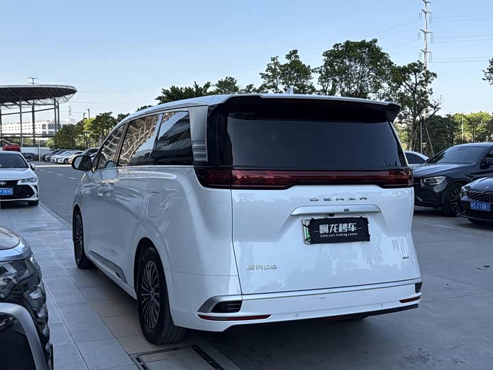 Фото 7 - Denza D9